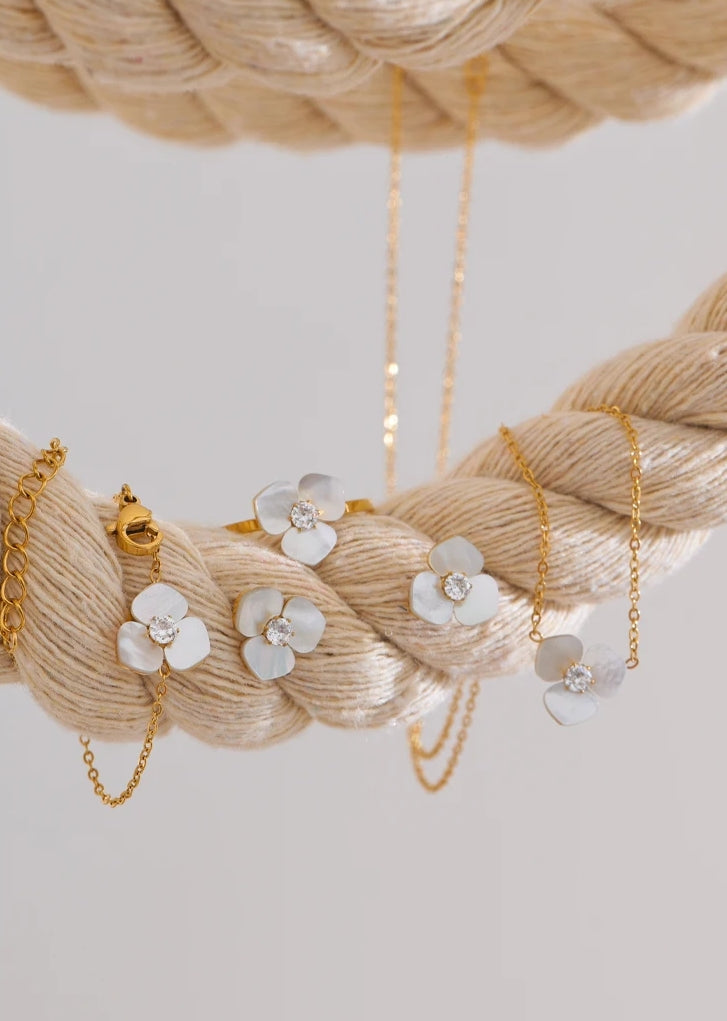 Natural Shell Flower Jewelry Set (Necklace, Bracelet, Earrings & Ring)