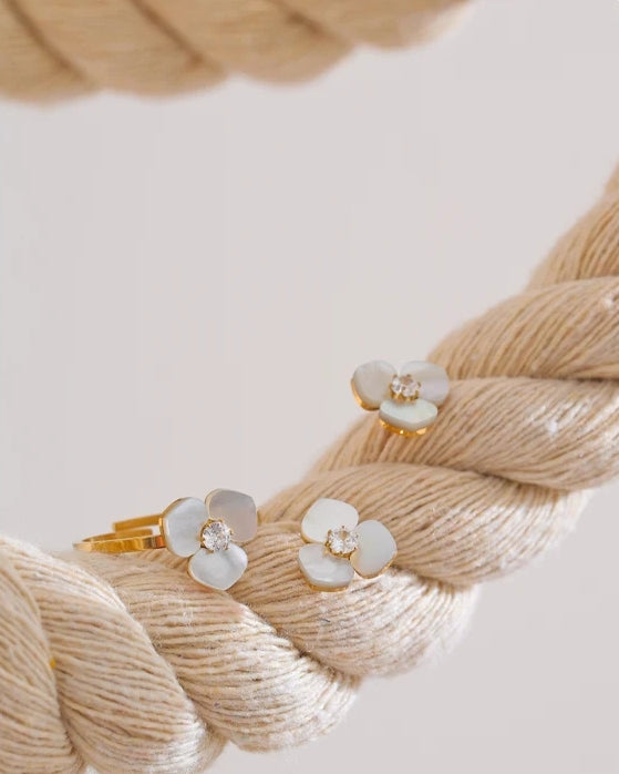 Natural Shell Flower Jewelry Set (Necklace, Bracelet, Earrings & Ring)