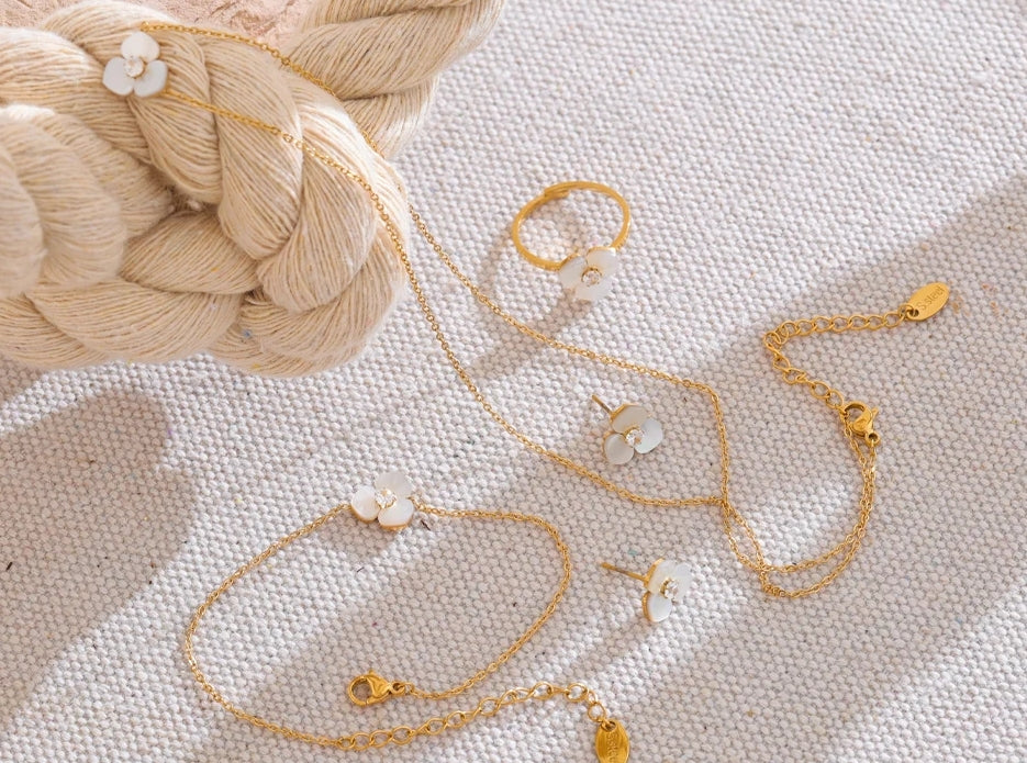Natural Shell Flower Jewelry Set (Necklace, Bracelet, Earrings & Ring)